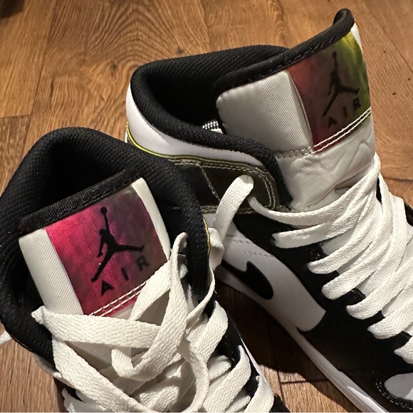 Jordan 1 mid Heat Reactive- 9.5M - Picture 5 of 8